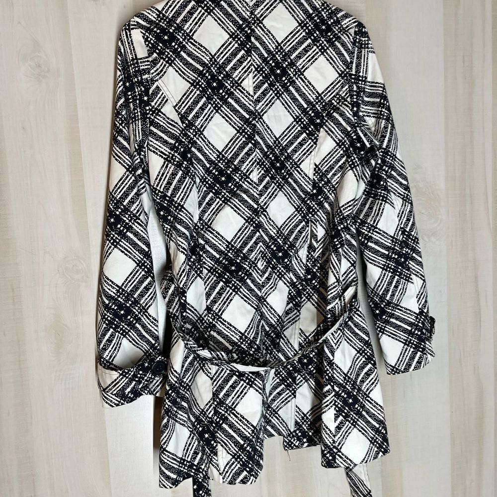Luii‎ black and white belted jacket, size small - Picture 5 of 10
